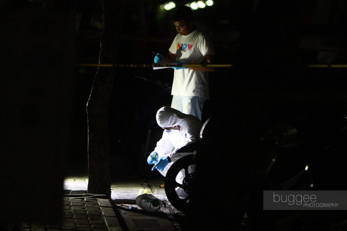 Forensic police search for clues in the investigation into the murder of MP Dr. Afrasheem Ali.